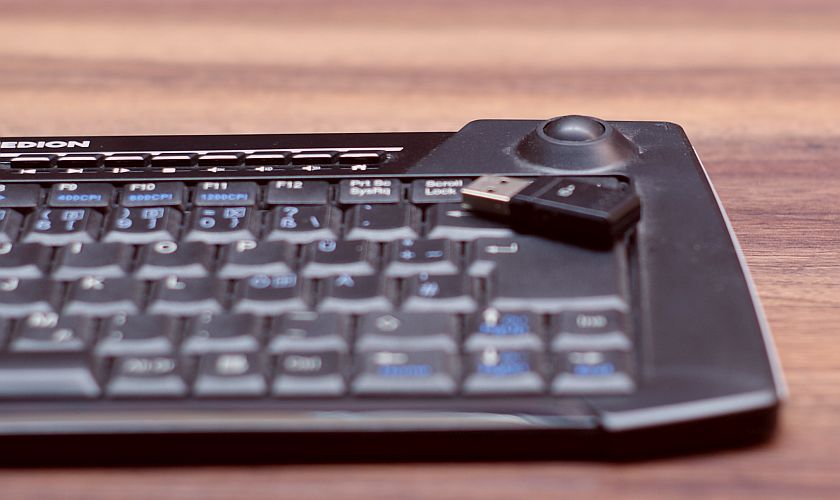 Kabellose Tastatur mit Trackball gegen Mausarm